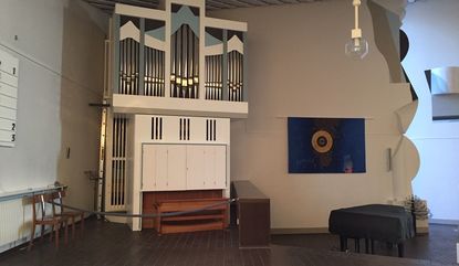 Kirche Innen Unsere weisse neue Orgel, geweiht 2014. - Copyright: U.Fiedler