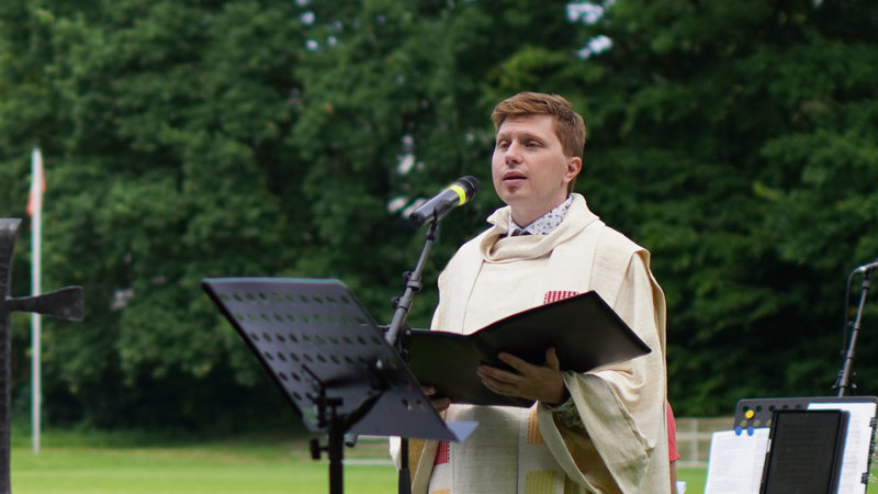 Pastor Fabian Eusterholz bei der Sommerkirche 2021.