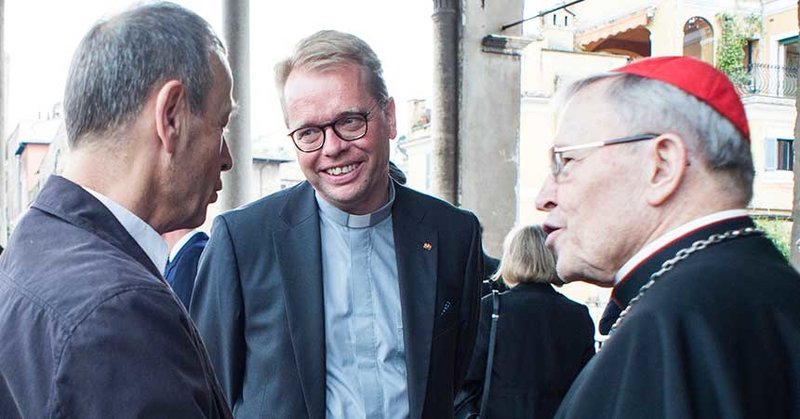 Jens-Martin Kruse, evangelischer Pastor in Rom (Mitte) im Gespräch mit Frere Alois, Prior der Gemeinschaft von Taize (links) und Walter Kardinal Kasper