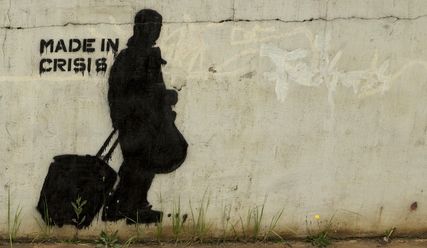 Graffiti zeigt einen Menschen mit Gepäck - Copyright: fotolia