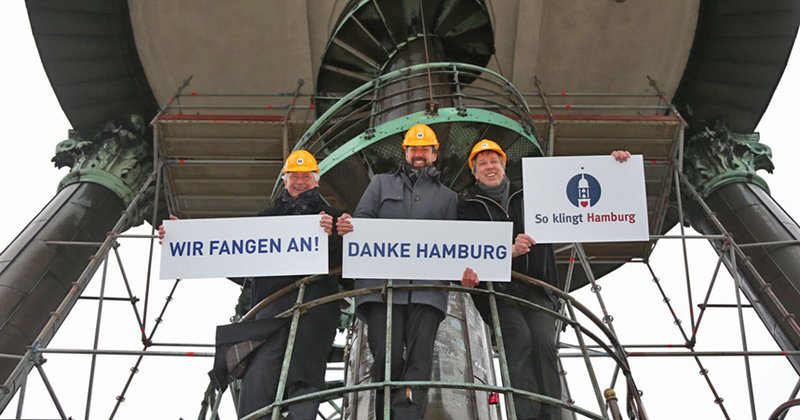 Hauptpastor Alexander Röder, Christoph Wöhlke (Budni) und Michael Kutz (Michel-Stiftung, v.li.) zog es heute zum Test auf den Michel-Turm