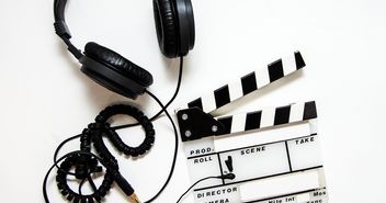 Kabelgebundene Kopfhörer und eine Filmklappe - Copyright: Bokskapet auf Pixabay 