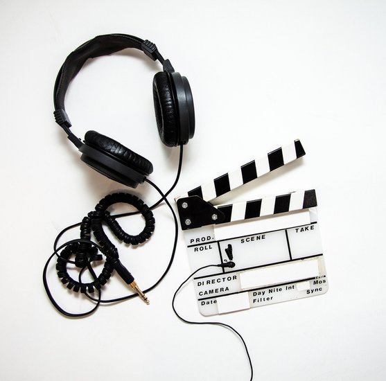 Kabelgebundene Kopfhörer und eine Filmklappe