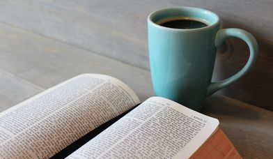 Tasse Kaffee neben aufgeschlagener Bibel - Copyright: Pixabay