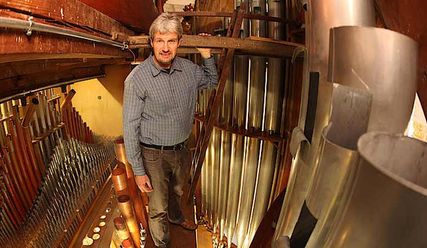 Organist Manuel Gera steht mitten zwischen fast 7000 Pfeifen seiner Steinmeyer-Orgel - Copyright: epd-bild / Stephan Wallocha