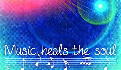 Schrift music heals the soul auf blauem Hintergrund - Copyright: Pixabay