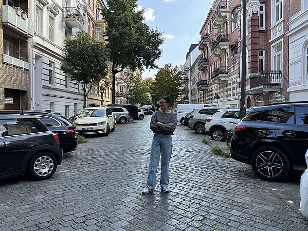 Kirchenmusikerin Jasmin Zaboli auf einer Straße im Grindelviertel