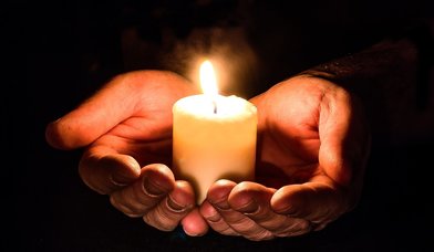 Hand mit Kerze im Dunkeln - Copyright: Myriam-Fotos/Pixabay.com