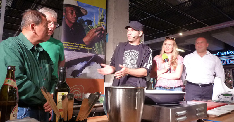 TV-"Kochprofi" Ole Plogstedt (Mitte) machte zum Auftakt der Fairen Wochen mit einem Showkochen auf die Situation der Bananenbauern aufmerksam