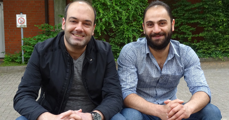 Eyad Isper  und Mohammed Masmas (rechts) strahlen: Sie haben die Ausbildung zum Kaufmann für Büromanagement bestanden. 