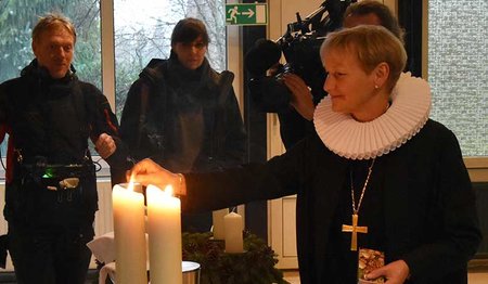 Abschied von der alten Kirche: Bischöfin Kirsten Fehrs entzündet noch einmal die Kerzen. – ©Monika Rulfs