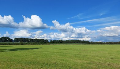 Wolke über grünen Wiesen - Copyright: Peter Fahr