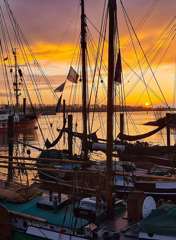 Ein Hafen in der Abendsonne