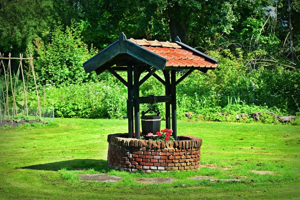 Brunnen im Garten mit hochgezogenem Eimer - Copyright: Mabel Amber, Pixabay
