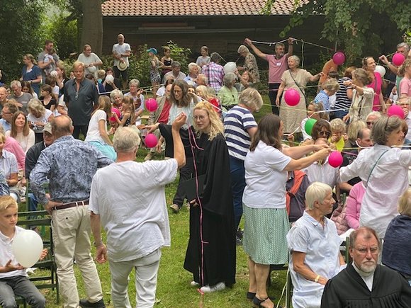 Buntes Treiben mit Luftballons und Pastorin Janna Hrstmann
