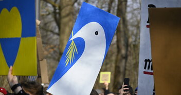 Friedensdemo für die Ukraine mit einem Plakat einer Friedenstaube - Copyright: Katharina Pfuhl / fundus-medien.de