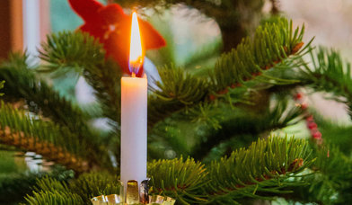 brennende Kerze am Weihnachtsbaum - Copyright: Carmen Mühlhause