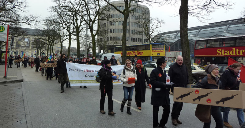 Die Demonstration mit den 101 symbolischen Containern zog am Hauptbahnhof vorbei zum Rathaus
