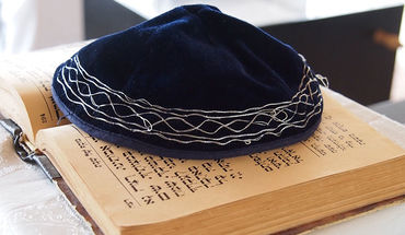 Die Kopfbedeckung Kippa und die Thora, die heilige Schrift, sind wichtige Elemente des jüdischen Glaubens - Copyright: © Creative Commons, CC0