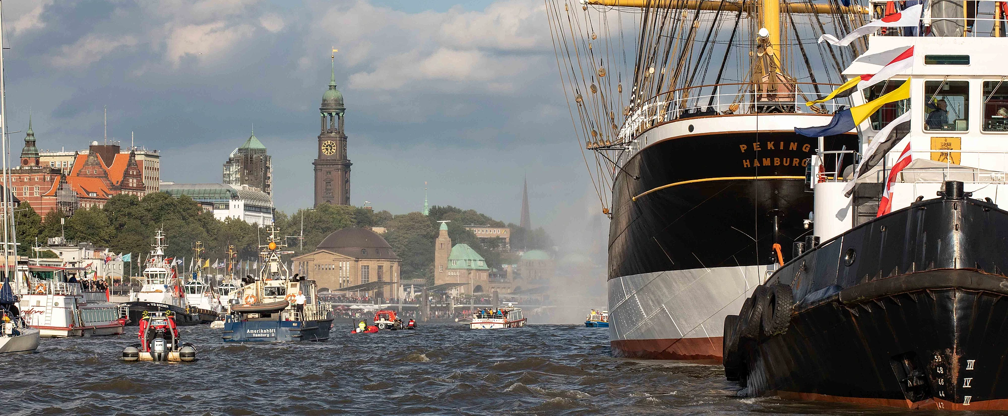 Schiffe auf der Hamburger Elbe mit St.Michaelis im Hintergrund