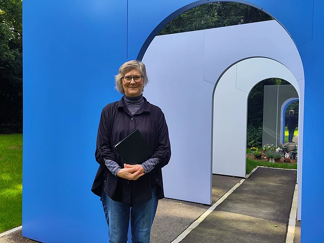 Sabine Erler vor einer Installation auf dem Friedhof Öjendorf