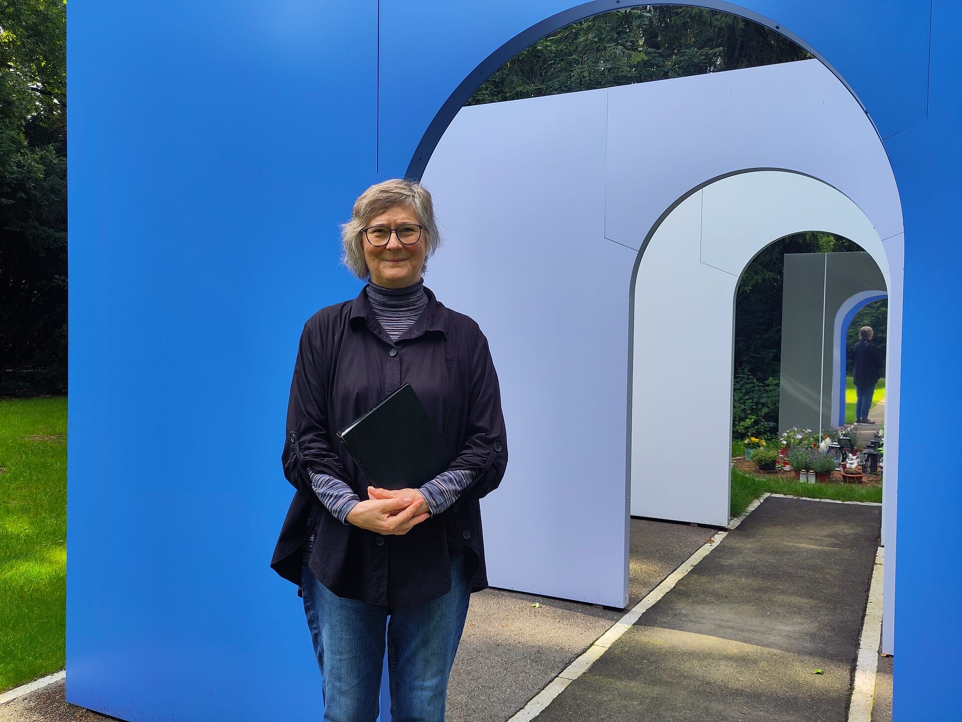 Sabine Erler vor einer Installation auf dem Friedhof Öjendorf