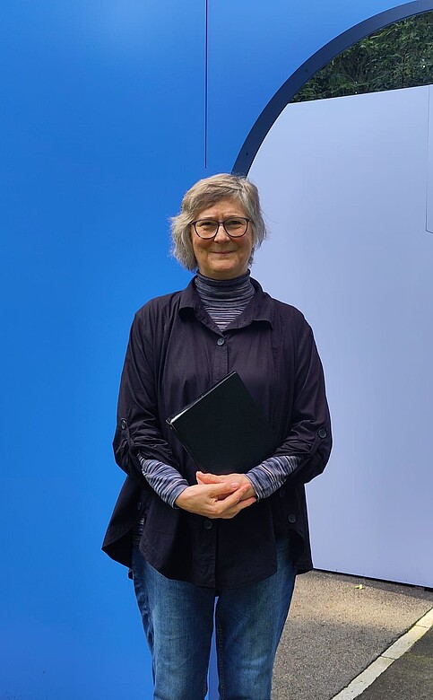 Sabine Erler vor einer Installation auf dem Friedhof Öjendorf