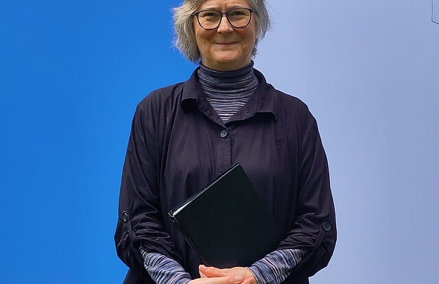 Sabine Erler vor einer Installation auf dem Friedhof Öjendorf