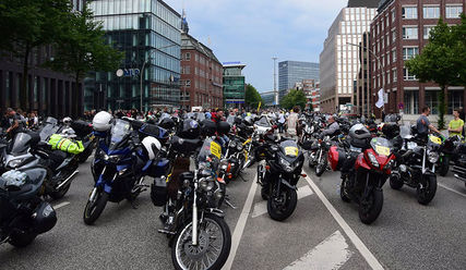 Motorrad abstellen und ab zum Gottesdienst – das ist der Hamburger MOGO. - © MOGO Hamburg - Copyright: MOGO Hamburg