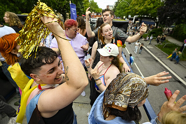 Menschen tanzen auf dem CSD-Truck der Kirche Hamburg