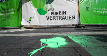 Plakate und Graffiti zum 37. Deutschen Evangelischen Kirchentag, an der Dortmunder St. Petri Kirche - Copyright: © DEKT, Stephan Schütze