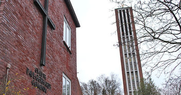 Glockenturm und Gemeindehaus der Paul-Gerhardt-Kirche in Wilhelmsburg - Copyright: © Evangelischer Pressedienst