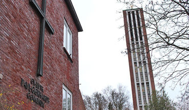 Glockenturm und Gemeindehaus der Paul-Gerhardt-Kirche in Wilhelmsburg - Copyright: © Evangelischer Pressedienst