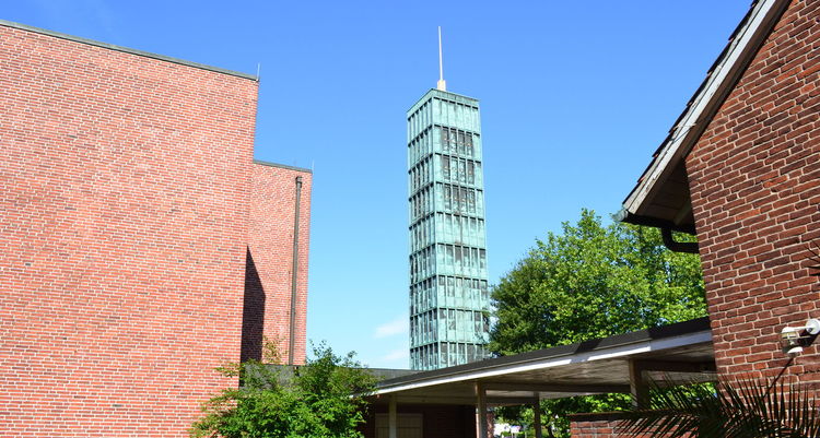 Der Kirchturm der Thomaskirche vom Pastorat aus gesehen - Copyright: Jan Bollmann