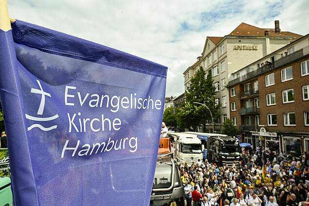 Auf dem CSD in Hamburg weht die Flagge der Evangelischen Kirche