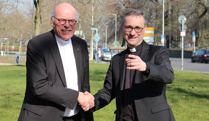 Trafen sich zum ersten öffentlichen Spitzengespräch: Landesbischof Ulrich und Erzbischof Heße (re.) - Copyright: Marco Chwalek
