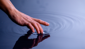 Finger spielen im Wasser - Copyright: simonkr von Getty Images Signature