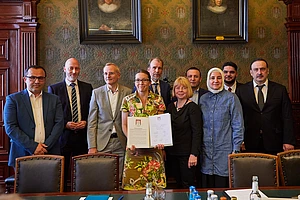 Unterschrieben die gemeinsame Erklärung (v. l.): Ali Örter (Alevitische Gemeinde Hamburg), Christopher Haep (Erzbistum Hamburg), Martin Vetter (Nordkirche), Ksenija Bekeris (Schulsenatorin), Thorsten Altenburg-Hack (Landesschulrat Hamburg), Katharina von Fintel (Behörde für Schule und Berufsbildung), David Rubinstein (Jüdische Gemeinde), Özlem Nas (Schura Hamburg), Furkan Baglama (DITIB Nord) und Yilmaz Cevik (VIKZ Hamburg).