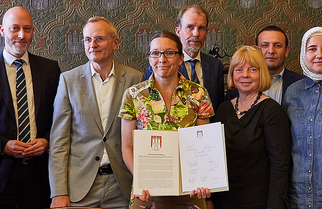 Unterschrieben die gemeinsame Erklärung (v. l.): Ali Örter (Alevitische Gemeinde Hamburg), Christopher Haep (Erzbistum Hamburg), Martin Vetter (Nordkirche), Ksenija Bekeris (Schulsenatorin), Thorsten Altenburg-Hack (Landesschulrat Hamburg), Katharina von Fintel (Behörde für Schule und Berufsbildung), David Rubinstein (Jüdische Gemeinde), Özlem Nas (Schura Hamburg), Furkan Baglama (DITIB Nord) und Yilmaz Cevik (VIKZ Hamburg).