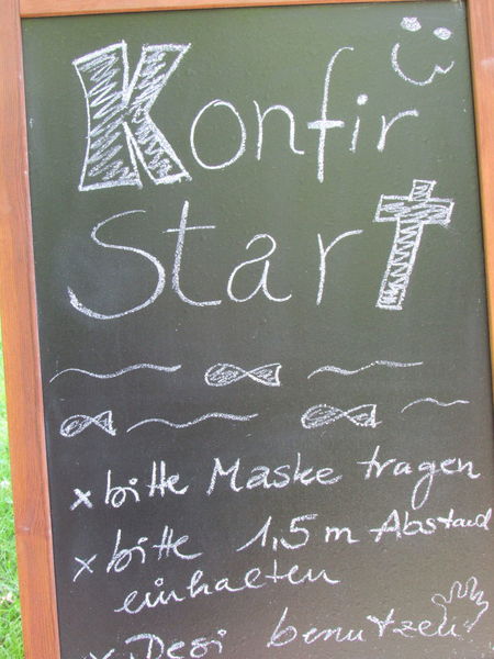 Eine Tafel mit Info´s zum Konfi Start - Copyright: Jana Langhof