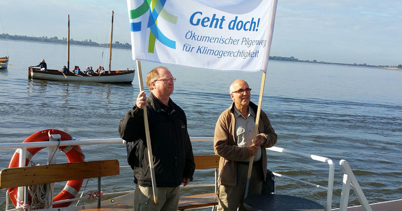 Weiter geht es über die Elbe: Pilgerer Siegfried Zinser (re.) mit Jan Christensen, dem Umweltpastor der Nordkirche