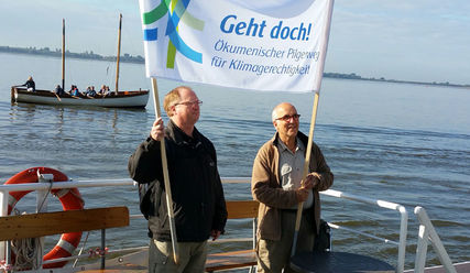 Weiter geht es über die Elbe: Pilgerer Siegfried Zinser (re.) mit Jan Christensen, dem Umweltpastor der Nordkirche - Copyright: Claudia Ebeling/ZMÖ