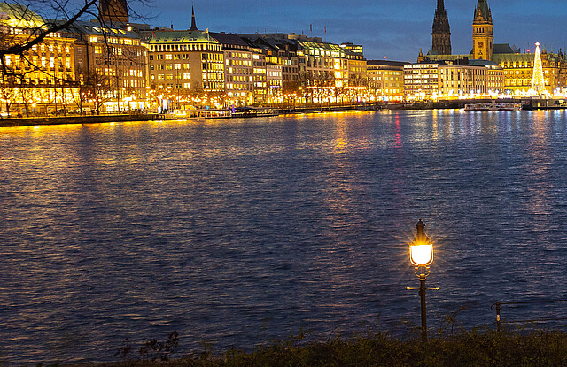 Die Binnenalster Hamburgs in der Vorweihnachtszeit