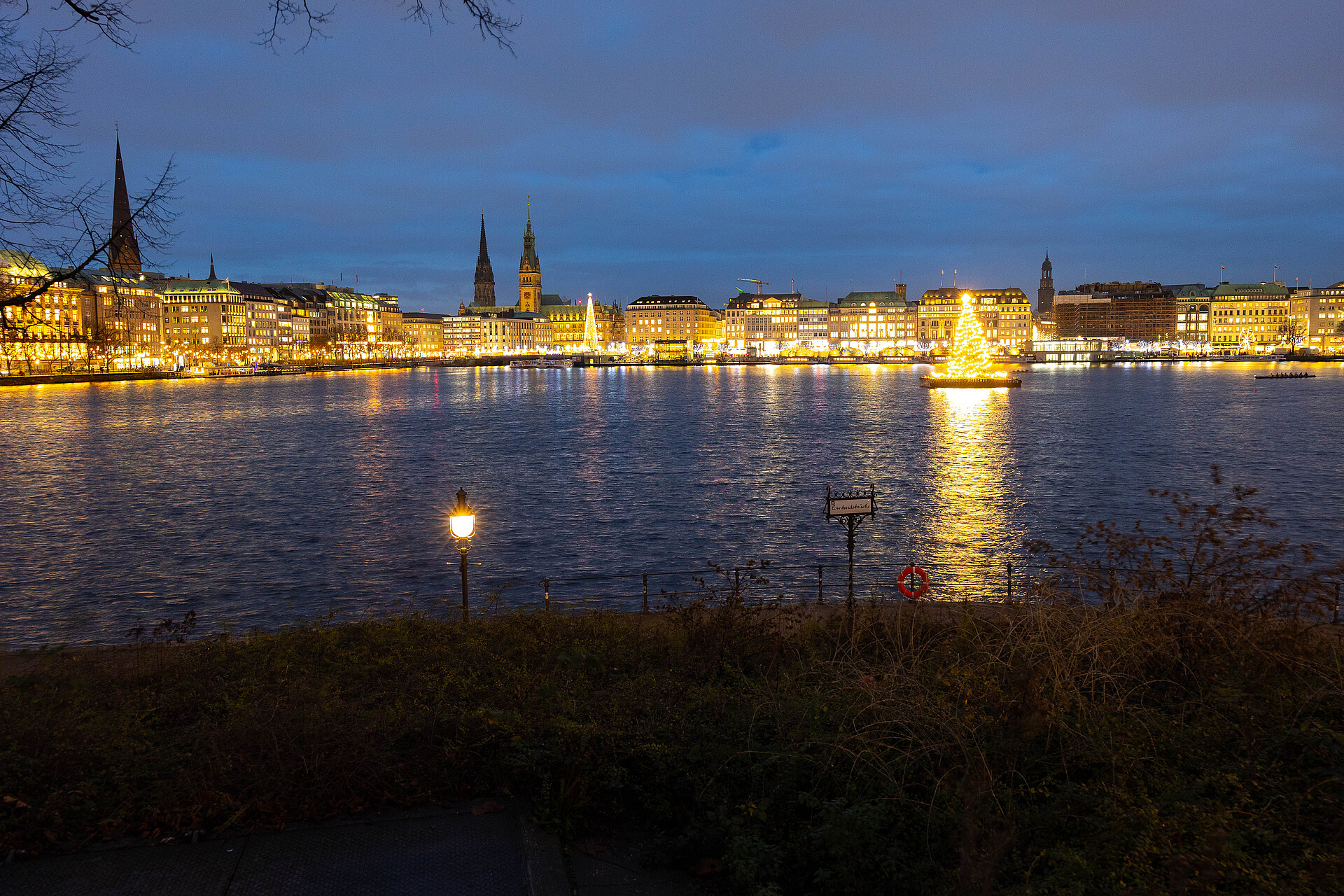 Die Binnenalster Hamburgs in der Vorweihnachtszeit