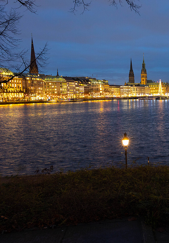 Die Binnenalster Hamburgs in der Vorweihnachtszeit