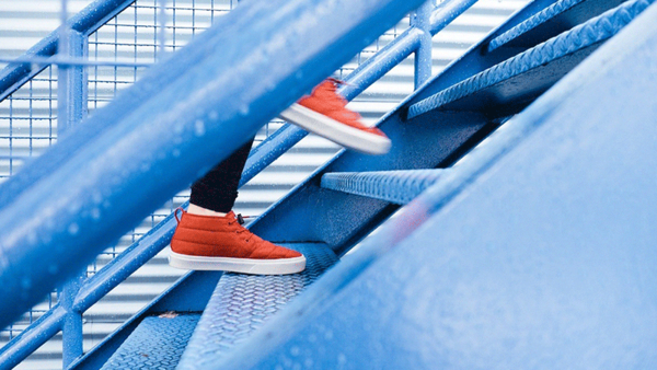 Rote Turnschuhe und Treppenstufen - Copyright: Pixabay