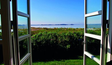 Geöffnetes Fenster bei blauem Himmel, Blick auf grünes Feld - Copyright: Kerstin Riemer, Pixabay