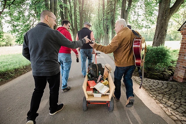 Männer mit Bollerwagen