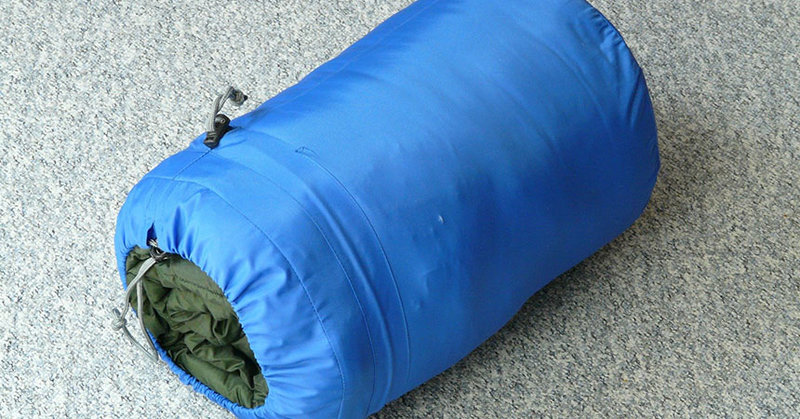 Schlafsack liegt auf dem Boden