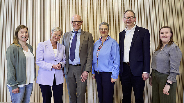 Bischöfin Kirsten Fehrs mit Synodenpräsidium und pröpstlichen Team des Kirchenkreises Hamburg-West/südholstein